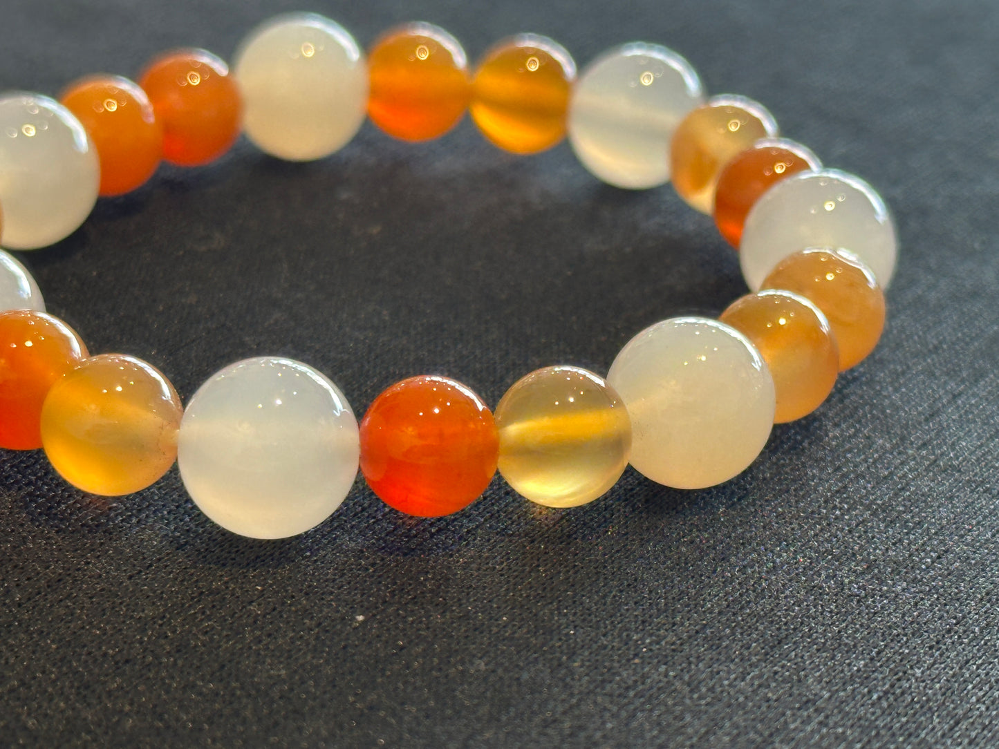 プラスのエネルギーを与え、人間関係を円滑にする。ホワイト＆オレンジカルセドニー ブレスレット