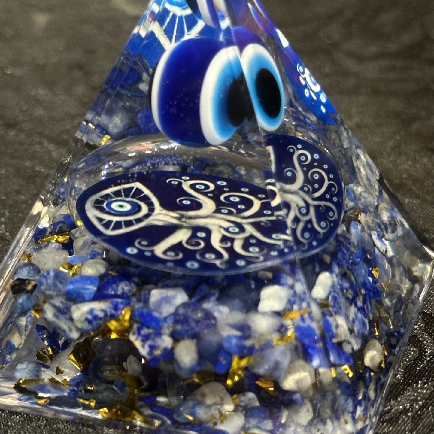【魔除け＆開運力を放出】オルゴナイト・ピラミッド▲ナザールボンジュウ＆ツリー5cmラピスラズリ▲マイナスエネルギーをプラスに変え良い気の流れを作り出す変換装置！