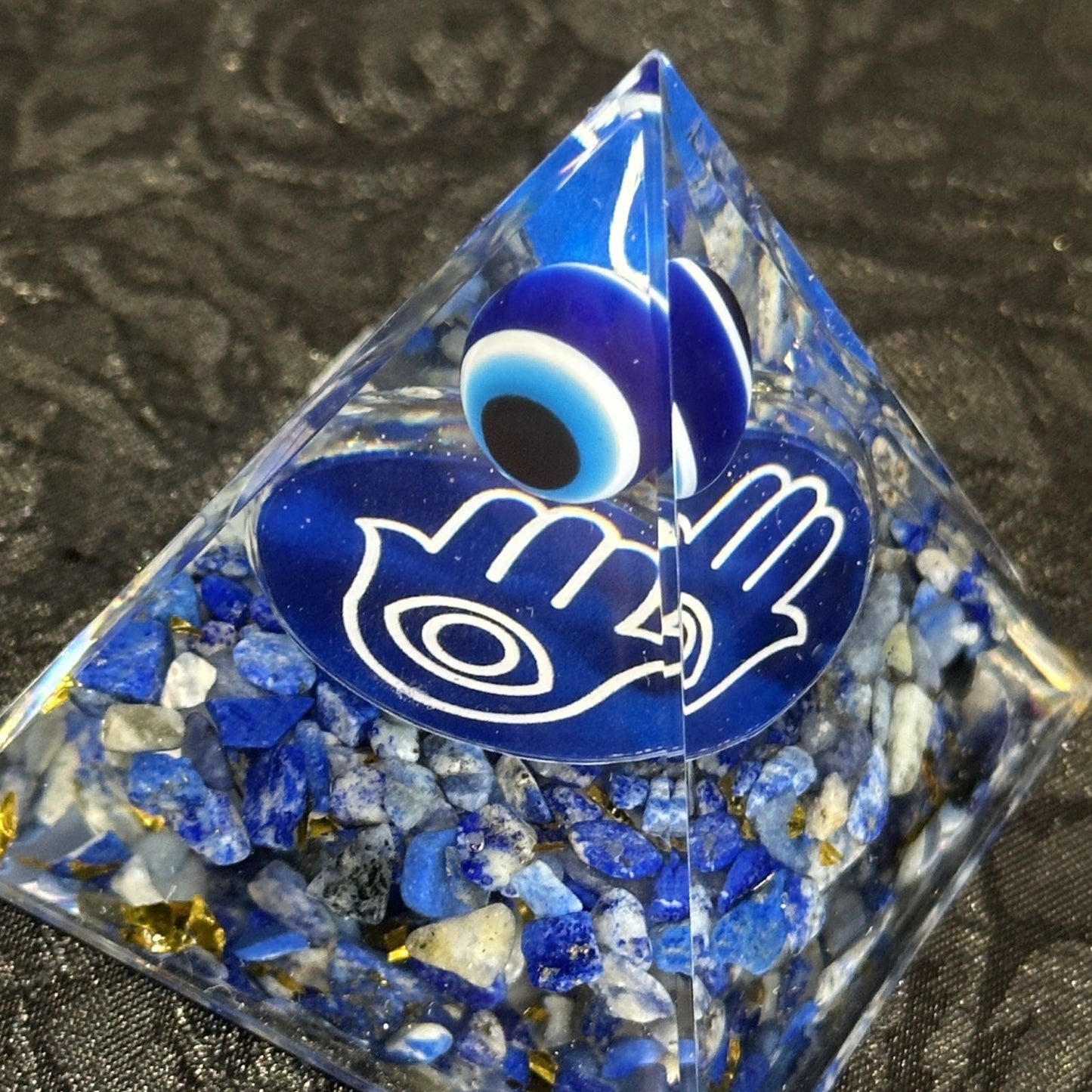 【魔除け＆幸運力を放出】オルゴナイト・ピラミッド▲ナザールボンジュウ＆ハムサ5cmラピスラズリ▲マイナスエネルギーをプラスに変え良い気の流れを作り出す変換装置！