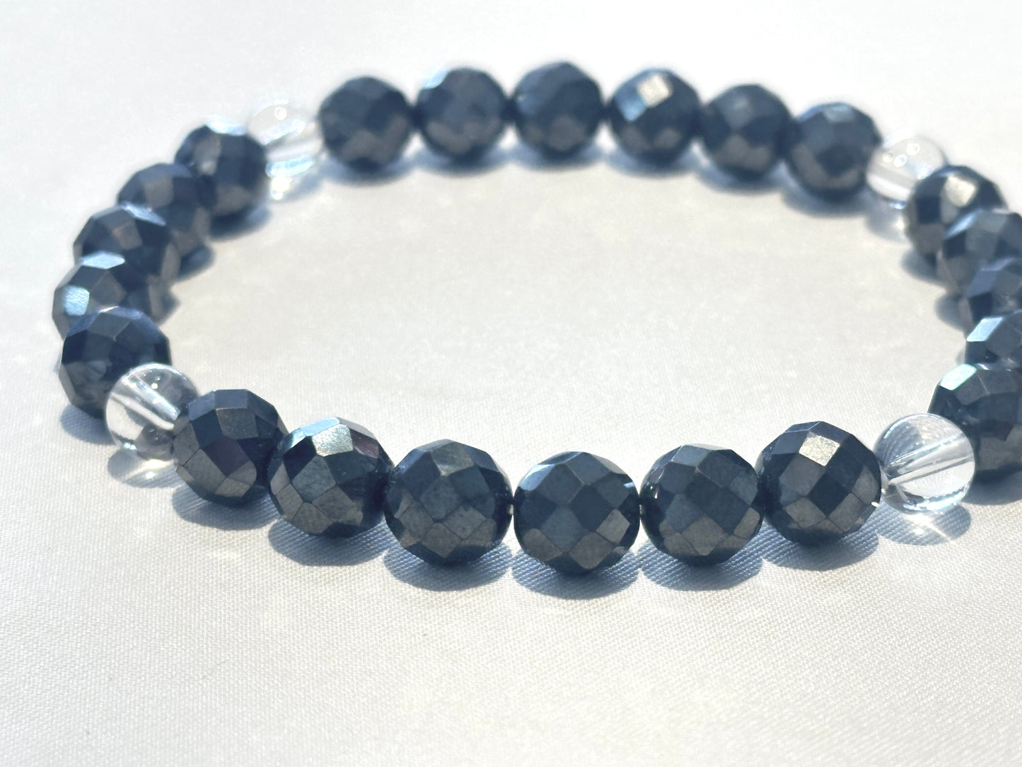 勇気と強い意志を与える！ ヘマタイト多面カット＆水晶ブレスレット