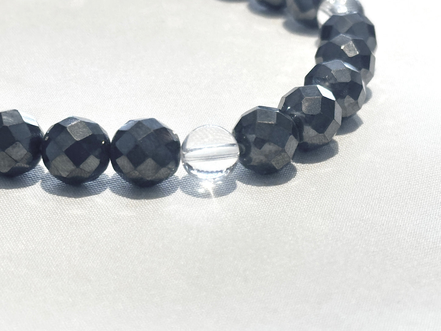 勇気と強い意志を与える！ ヘマタイト多面カット＆水晶ブレスレット